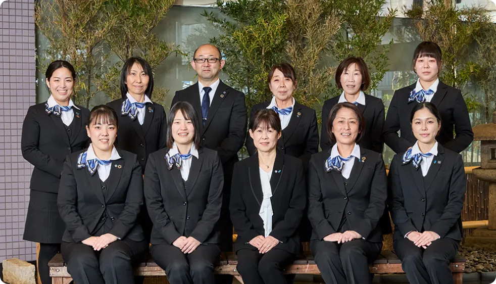 整列する株式会社ジットセレモニーの社員達