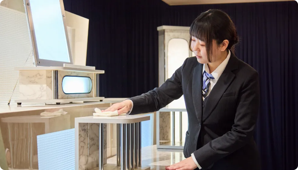 仏具の清掃をする株式会社ジットセレモニーの女性社員